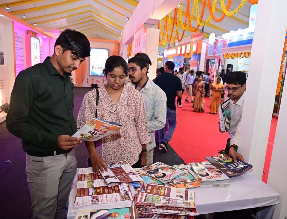 People are coming in large numbers to witness the 25 years of development journey of Chhattisgarh, the public relations stall has become the centre of attraction, Raipur, Khabargali