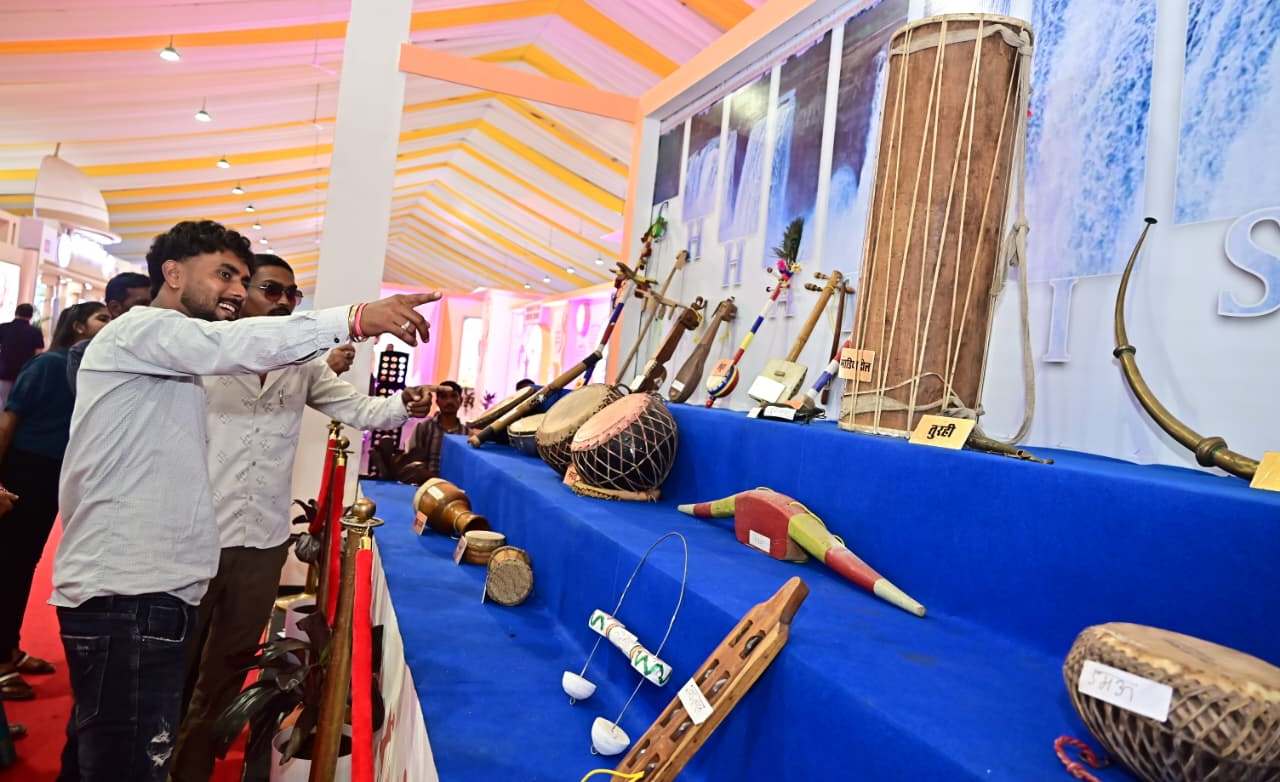 People are coming in large numbers to witness the 25 years of development journey of Chhattisgarh, the public relations stall has become the centre of attraction, Raipur, Khabargali