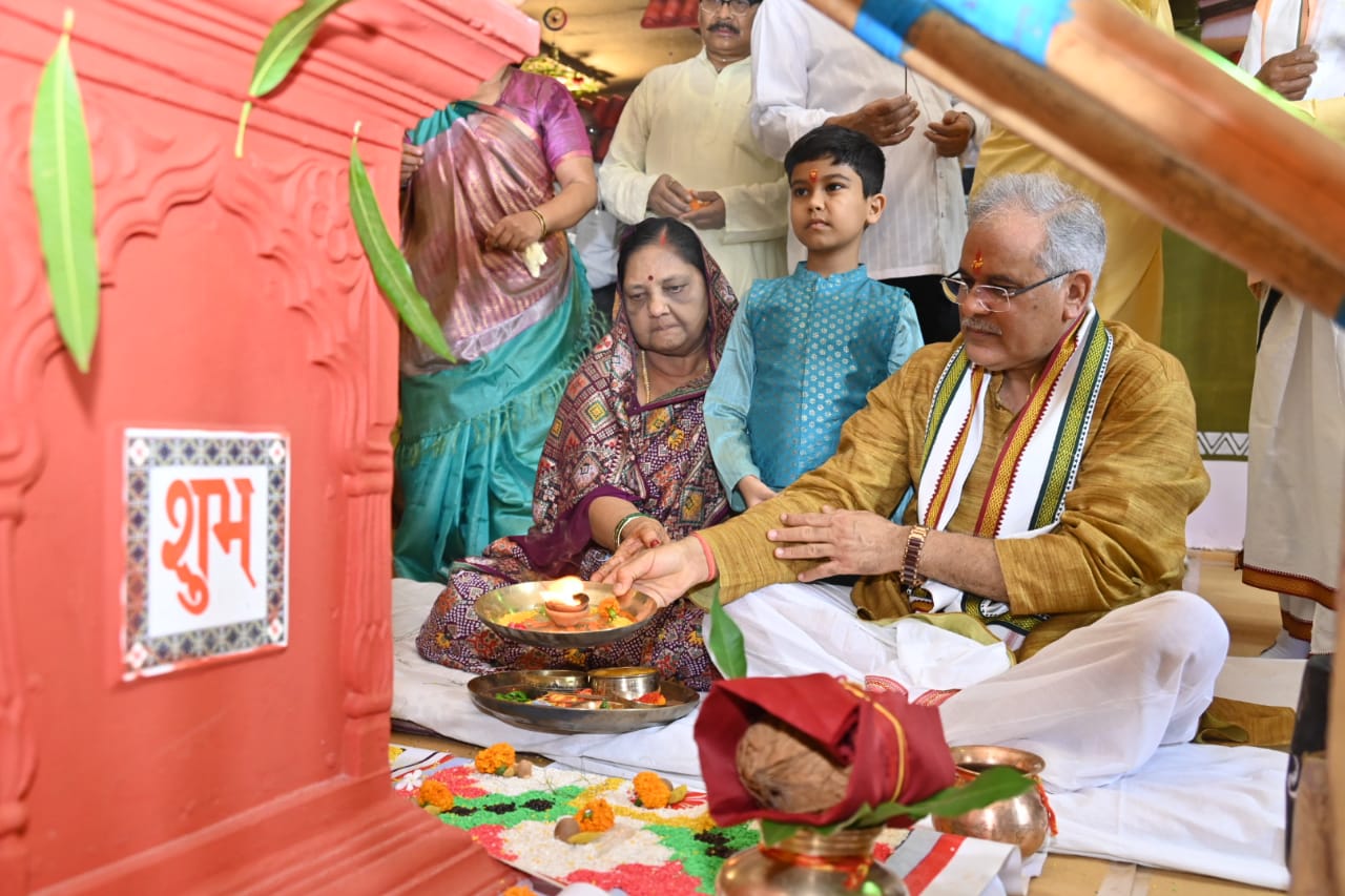 Hareli, CM Baghel, agricultural instruments, duly worshiped Gaumata, climbed the gedi, ran the bhaura, danced Raut, Karma dance, tribal dance, folk artist, traditional Chhattisgarhi musical instrument, Chhattisgarh, Khabargali.