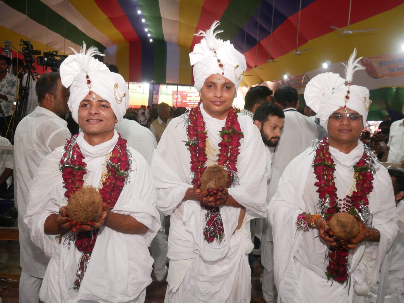 Diksha Mahotsav, initiation of Digambar Jain monks, Acharyashree Vishuddha Sagar Ji Maharaj, Shramana Muni Jayendra Sagar Maharaj, Nikhil Bhaiyaji Jitendra Sagar, Vishal Bhaiyaji Jayant Sagar, Pichhika, Kamandal, Jain scriptures, capital Raipur Fafadih, Digambar Jain Khandelwal Panchayat Bhawan located in Sanmati Nagar , chhattisgarh, khabargali