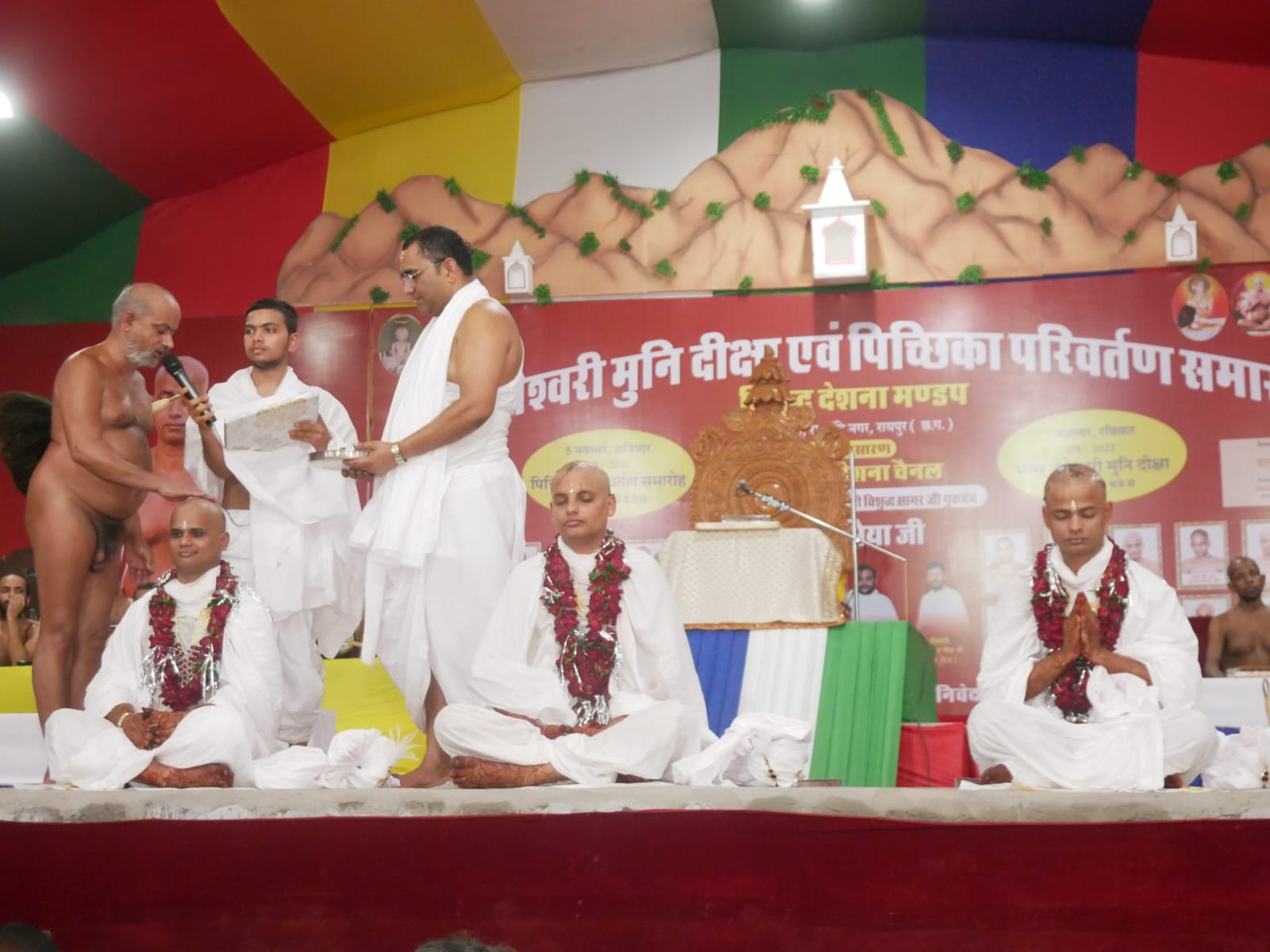 Diksha Mahotsav, initiation of Digambar Jain monks, Acharyashree Vishuddha Sagar Ji Maharaj, Shramana Muni Jayendra Sagar Maharaj, Nikhil Bhaiyaji Jitendra Sagar, Vishal Bhaiyaji Jayant Sagar, Pichhika, Kamandal, Jain scriptures, capital Raipur Fafadih, Digambar Jain Khandelwal Panchayat Bhawan located in Sanmati Nagar , chhattisgarh, khabargali