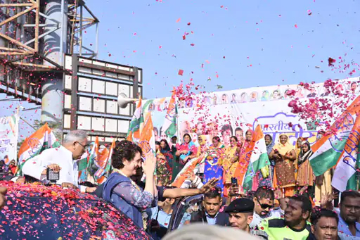 85th National Convention of Congress, Flower Shower, Rose Carpet, Priyanka Gandhi, Mayor Ejaz Dhebar, Raipur, Chhattisgarh, News, khabargali