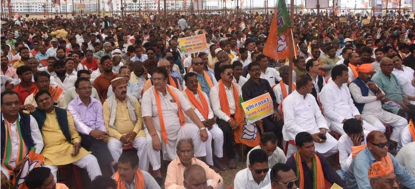 BJP's Halla Bol, Big demonstration against the government at the Prime Minister's residence, Jhumjhatka with the police, Police burst smoke bombs, also fired water canon - Saw, Brijmohan, Moonat, Netam, Saurabh, Kedar, Vijay arrested a worker and sarpanch in smoke bomb  Ghail, assembly gherao, Raipur, Chhattisgarh, news, khabargali