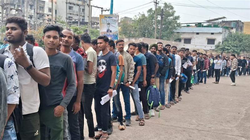 Indoor stadium of the capital, crowd of students gathered for tickets of India-Australia match, Raipur, Chhattisgarh, Cricket match, Khabargali