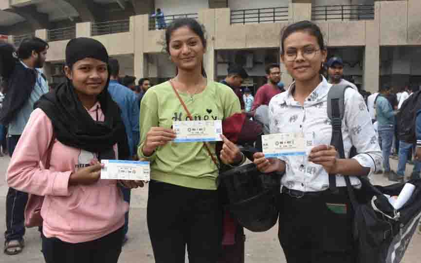 Indoor stadium of the capital, crowd of students gathered for tickets of India-Australia match, Raipur, Chhattisgarh, Cricket match, Khabargali