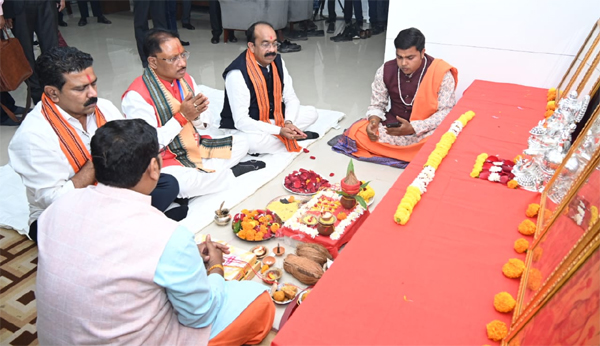 The new Chief Minister of Chhattisgarh, Vishnudev Sai, took charge today after offering formal prayers at Mantralaya Mahanadi Bhawan, first cabinet meeting, Deputy Chief Ministers Arun Sao and Vijay Sharma, Khabargali.