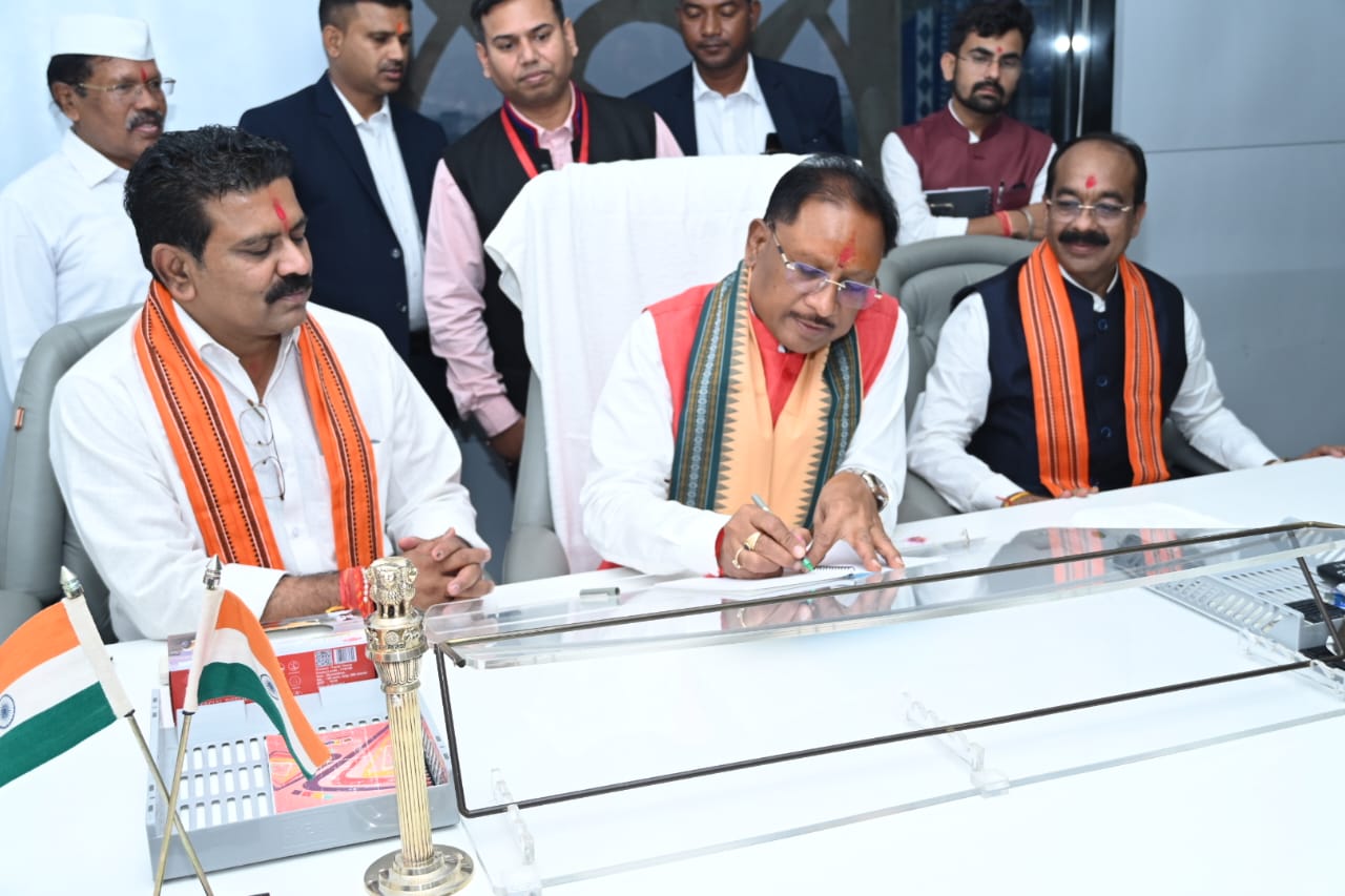 The new Chief Minister of Chhattisgarh, Vishnudev Sai, took charge today after offering formal prayers at Mantralaya Mahanadi Bhawan, first cabinet meeting, Deputy Chief Ministers Arun Sao and Vijay Sharma, Khabargali.