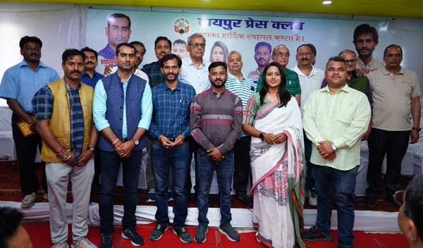 New officials of Raipur Press Club took oath to do better work, seniors shared their experiences, senior journalist Diwakar Muktibodh, new president Mr. Prafulla Thakur, Vice President Mr. Sandeep Shukla, General Secretary Dr. Vaibhav Shiv Pandey, Treasurer Raman Halwai, Joint Secretary Ms. Trupti Soni and Bimleshwar Sonwani, Chhattisgarh, Journalist Organization, Khabargali