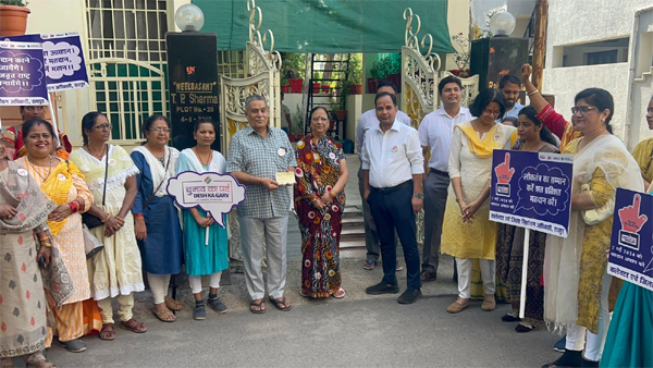 Collector Gaurav Singh invited Chief Secretary Mr. Amitabh Jain to vote by giving him yellow rice, Raipur, Chhattisgarh, Lok Sabha elections, Khabargali