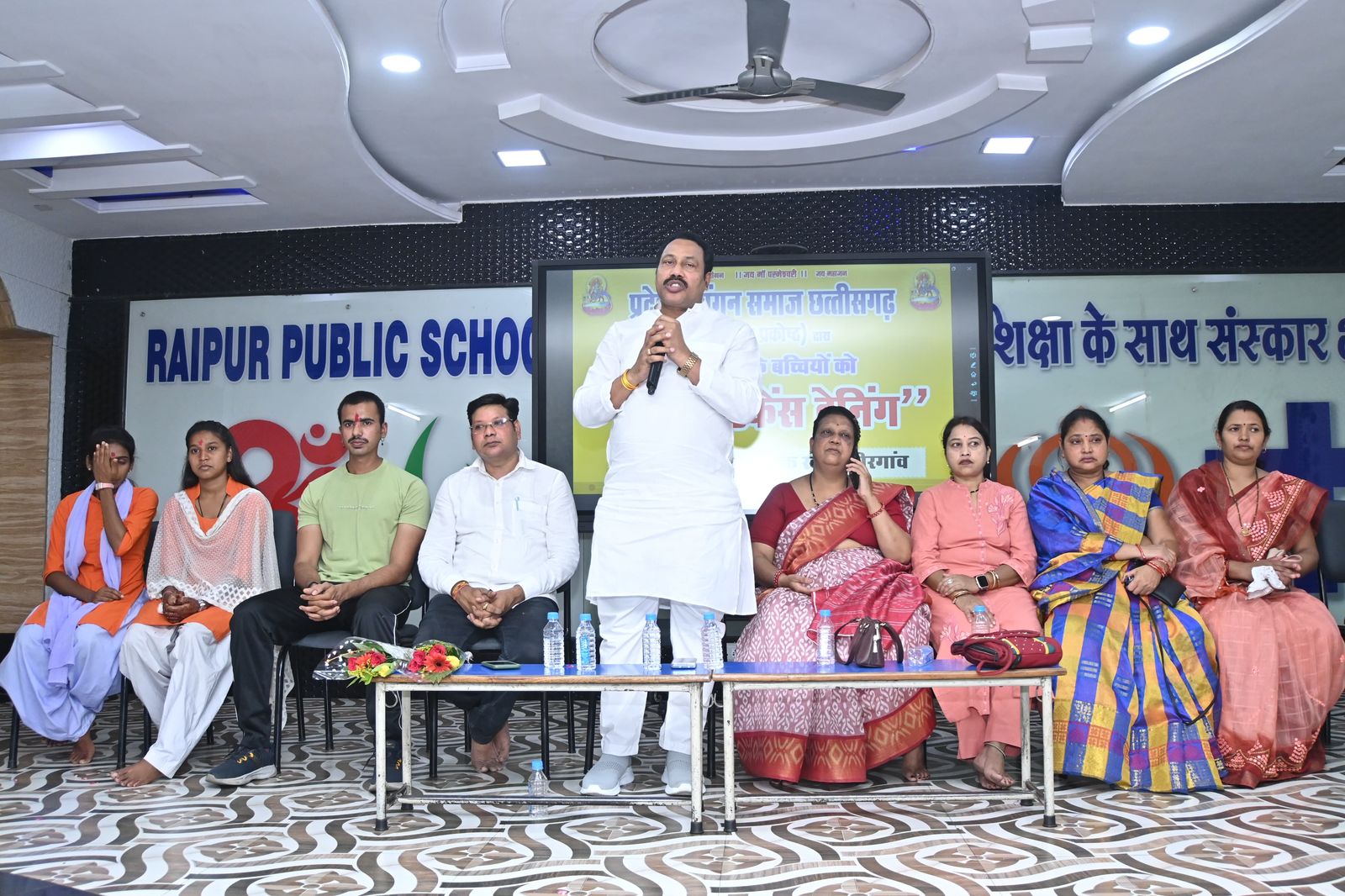Girls learned the tricks of self-defense, girls aged 8 to 18 years reached the event organized by Devangan Samaj to take training, self-defense training will be held across the state - Dr. Omprakash Devangan, Raipur, Chhattisgarh, Khabargali