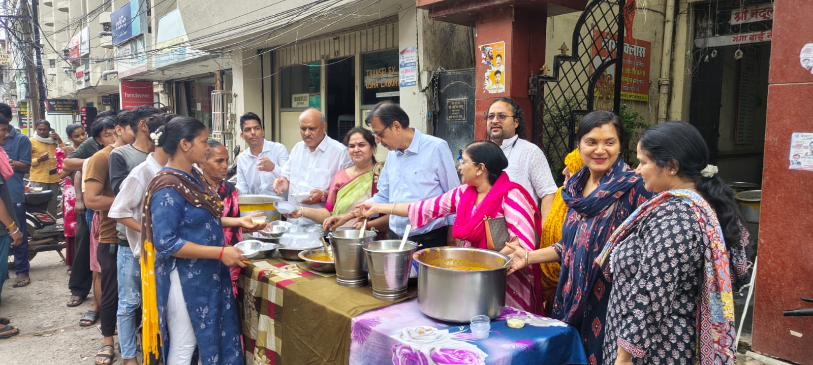 Radha Rani's Ladli Prasad distributed on Hariyali Teej Amavasya, Jawahar Nagar Mandal of Chhattisgarh Agrawal Organization Raipur, Ancient Temple Shri Shiv Temple, Shri Radha Krishna Temple, Raipur, Chhattisgarh, Khabargali
