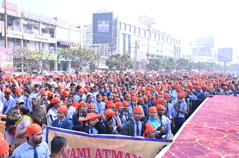 A Veer Bal Rally was held in the capital city, with thousands of children participating. Chief Minister Sai described the sacrifice of the Sahibzadas as inspiring. Amarjeet Chhabra, Chairman of the Chhattisgarh State Minority Commission, Raipur, Chhattisgarh, Khabargali.