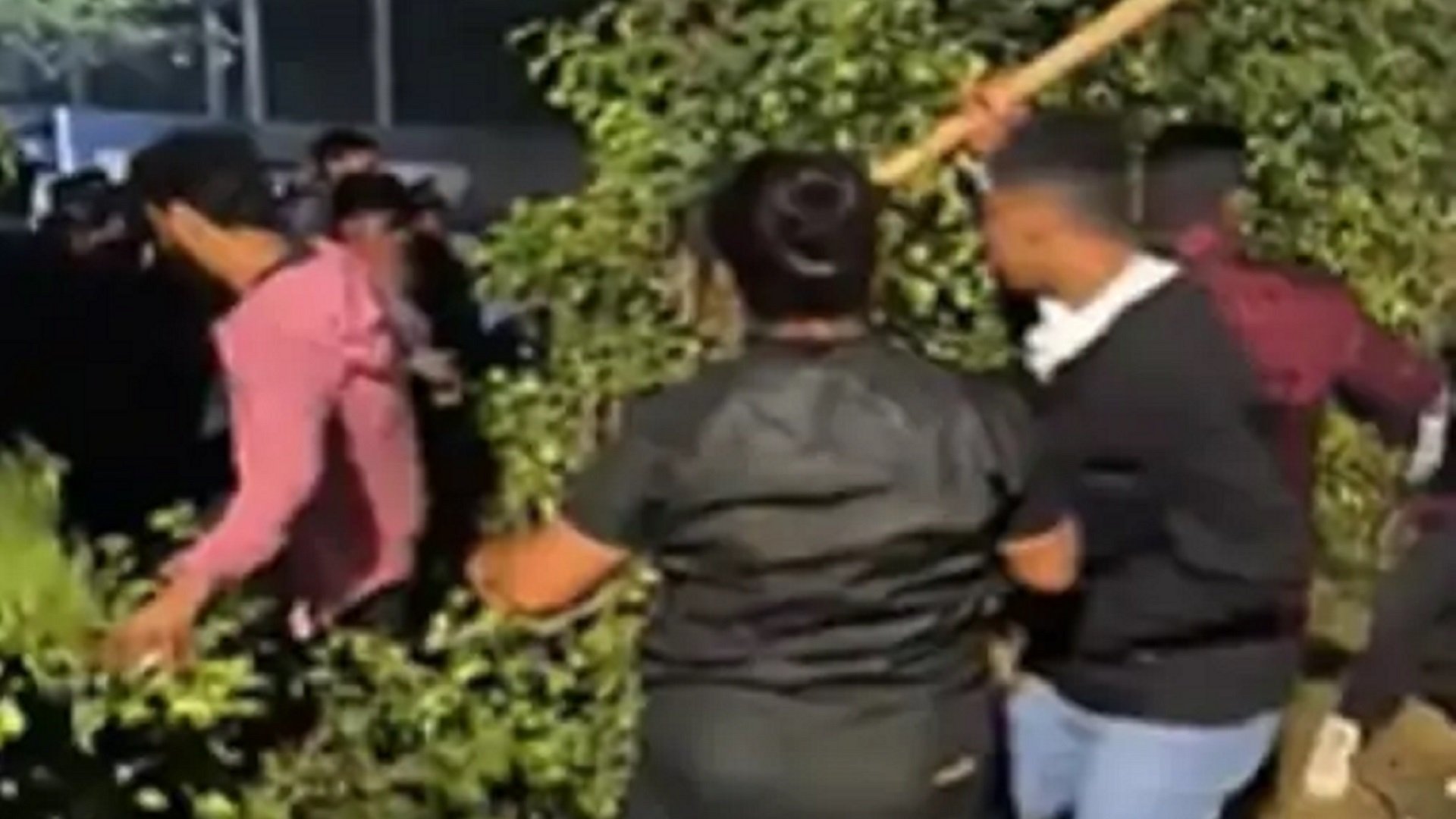 Rapper King, live concert, Gaurav Garden located on VIP Road, outrage, ruckus, broke tables and chairs, threw shoes and bottles on stage, situation worsened, bouncers started baton, Raipur, Chhattisgarh, Khabargali