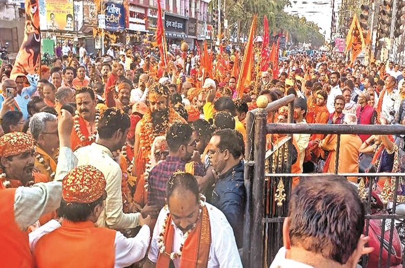 Synod of saints and saints Raipur, Peethadhishwar Mahamandaleshwar Avdheshanand Giri Maharaj from Juna Akhara Haridwar, Jitendranand Saraswati from Kashi, Mahamandaleshwar Mumbai, Shriram Balakdas Ji, Kaushalram Ji, Shyam Ji, Ramanand Saraswati, Saint Yudhishtirlal Shadani Darbar Raipur, Sadhvi Dr. Prachi from Dehradun  Arya, Balayogi Yogeshwar Umeshnath from Ujjain, Pushpendra Puri, Rajivlochan Das from Chitrakoot Dham, Swami Parmatmanand from Gorela in Gorakhpur district of UP, Khabargali