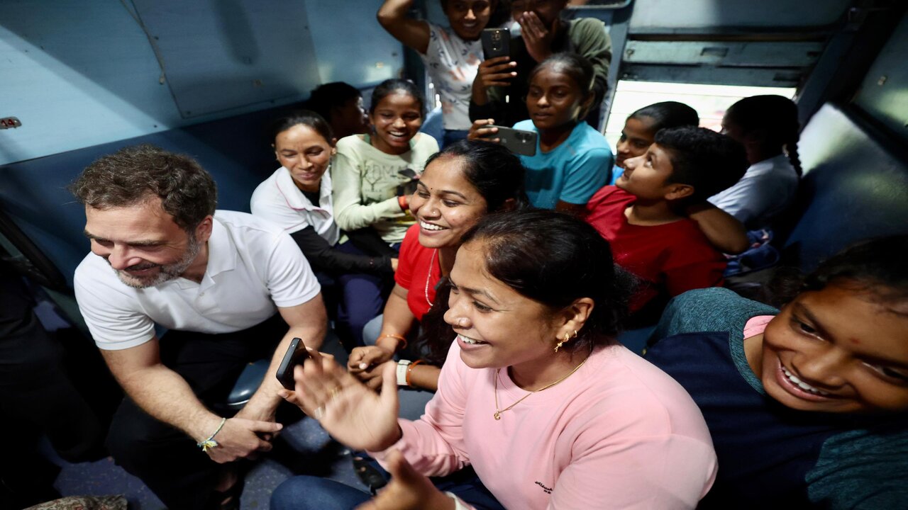 Sitting in a sleeper coach, Rahul traveled to Raipur, launched Chhattisgarh Rural Housing Justice Scheme in Bilaspur, Chief Minister Bhupesh Baghel, Chhattisgarh, Khabargali