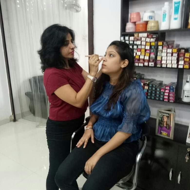 Preeti Mohbe, Celebrity Makeup Artist, Rajnandgaon, Raipur, Chhattisgarh's Famous World Tribal Day, Zee News, INH, Bharti, Sundar Singh, Dulhan Album Documentary, Movies, Fashion Show, Gangubai Glass Makeup, Khabargali