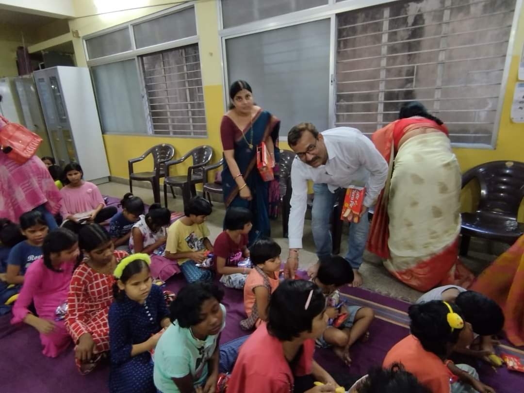Visually Impaired Children, Prerna, Blind Disabled Girl, Deepawali's Deep, Zindagi Na Milegi Dobara, Service Future Organization, Sushma Tiwari, Shramik Basti, Children's Ashram, Vanvasi Kalyan Ashram, Divyang School, Old Age Home, Ajay Sharma, Chandrasena Dewan, Swati Soni, Hemlata Suman Sharma, Bihari Lal Sharma, Santosh Sahu, Manisha Chandrakar, Neelima Mishra, Mamta Badgaiya, Rashmi Sharma, Neelu Sharma, Pratibha Gupta, Raipur, Khabargali