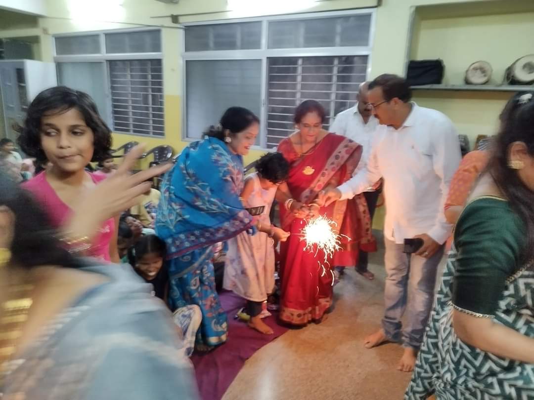 Visually Impaired Children, Prerna, Blind Disabled Girl, Deepawali's Deep, Zindagi Na Milegi Dobara, Service Future Organization, Sushma Tiwari, Shramik Basti, Children's Ashram, Vanvasi Kalyan Ashram, Divyang School, Old Age Home, Ajay Sharma, Chandrasena Dewan, Swati Soni, Hemlata Suman Sharma, Bihari Lal Sharma, Santosh Sahu, Manisha Chandrakar, Neelima Mishra, Mamta Badgaiya, Rashmi Sharma, Neelu Sharma, Pratibha Gupta, Raipur, Khabargali