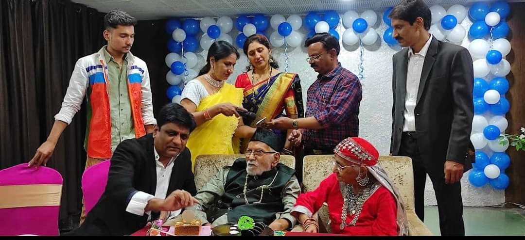 83 years old Mr. Mrityunjay Sharma, Trimbak Sharma, resident of Bhilai, Chhattisgarh, celebrated birthday and Father's Day on film theme,khabargali