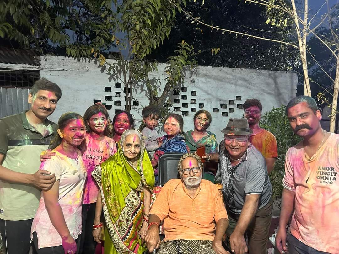 83 years old Mr. Mrityunjay Sharma, Trimbak Sharma, resident of Bhilai, Chhattisgarh, celebrated birthday and Father's Day on film theme,khabargali