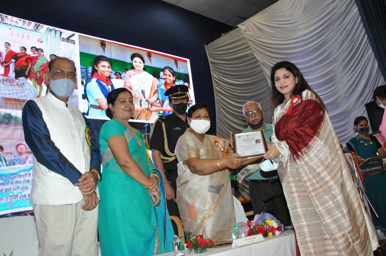 Sakhi Foundation, Governor Ms. Anusuiya Uike, Kesarilal Verma, Neelam Singh, Gopalvayas, Dr. Jayalakshmi Thakur, Sumita Panjwani, Dr. Jayamati Kashyap, Mitashree Mitra, Usha Ailwar, Shakuntala Dhruv, Deepti Pandey, Samyukta Rashmi Mishra, Bharathi Varma, Dr.  Manisha Mahapatra, Prerna Dhabarde, Sonali Guha, Naushina Afreen, Dr.  Anuradha Dubey, Raipur, Chhattisgarh, Khabargali