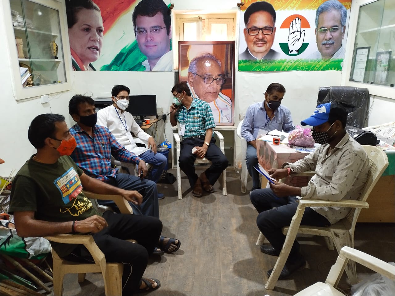 City Congress, Helpline Center, City District Congress Committee, Girish Dubey, Raw Ration, Medical Facility, Raipur, Khabargali