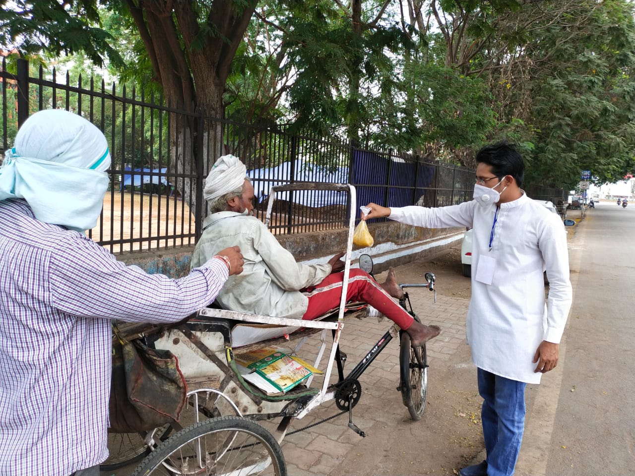 City Congress, Helpline Center, City District Congress Committee, Girish Dubey, Raw Ration, Medical Facility, Raipur, Khabargali
