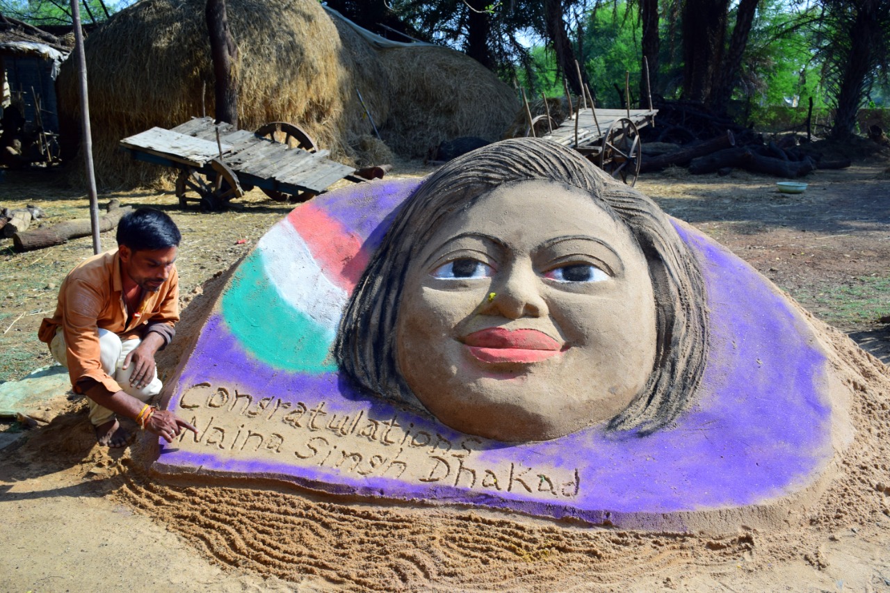 Sand artist Hemchand Sahu, daughter of Parta Rohi and Bastar, Naina Singh Dhakad, artwork, congratulations, Tamasivani, sand artist, Mount Everest, Kuleshwar temple, Mahanadi, Rajim, Mahanadi sand, Chhattisgarh, Khabargali