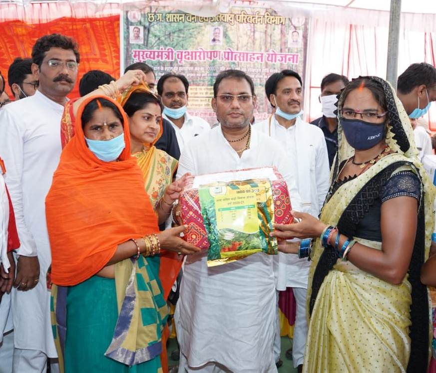 Public Health Engineering and Village Industries, in-charge of Mungeli district, Minister Guru Rudrakumar, Chief Minister's Plantation Promotion Scheme in village Bhatgaon of Patharia development block, Khabargali