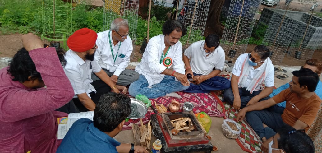 Planting 1000 Peepal saplings, Green Army, Oxygen, Amitabh Dubey, NR Naidu, Vineet Sharma, Shiv Sahu, Raipur, Khabargali