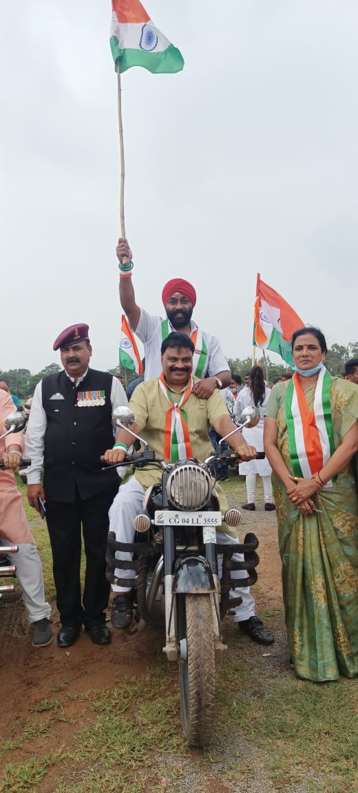 Tricolor Yatra, Vasudhaiv Kutumbakam, World Record, Tricolor Jan Jagran Rally, Ravindra Singh Saroj, Saroj Singh Mithilesh Singh, Santosh Singh, Satchidanand Upasane, Amar Bansal, Amarjit Singh Chhabra, Laxminarayan Lahoti, Sunita Chansoria, Ex-Servicemen Association, Raipur, Khabargali