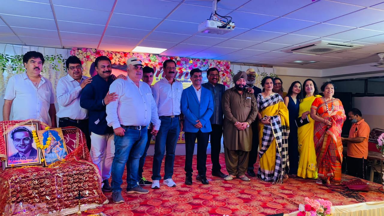 Dhun Foundation Raipur, Mukesh ji, Ajay Advani, Rajul Dave, Babulal Prajapati, Mahesh Sharma, Kanhaiya Godhwani, Gautam Das, Mukesh Gangwani, K.  Of.  Sahai, Jagdish Dubey, Naresh Kukreja and female singers in Ritu Srivastava, Asha Keolani, Monica Tiwari, Sapna Jasuja, Khabargali