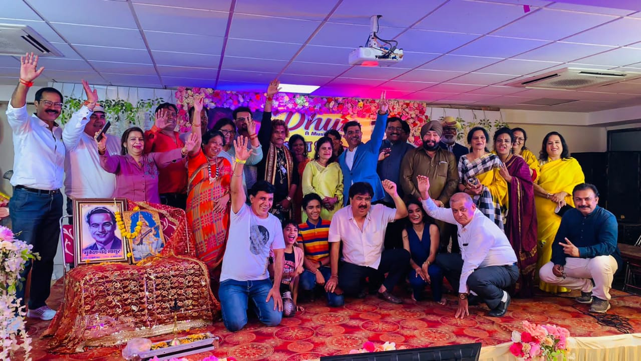 Dhun Foundation Raipur, Mukesh ji, Ajay Advani, Rajul Dave, Babulal Prajapati, Mahesh Sharma, Kanhaiya Godhwani, Gautam Das, Mukesh Gangwani, K.  Of.  Sahai, Jagdish Dubey, Naresh Kukreja and female singers in Ritu Srivastava, Asha Keolani, Monica Tiwari, Sapna Jasuja, Khabargali