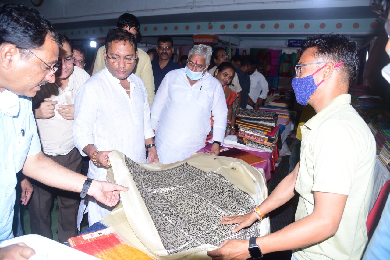 Village Industries Minister Guru Rudrakumar, Handloom and Handicrafts Exhibition, Durg MLA Arun Vora, Khabargali
