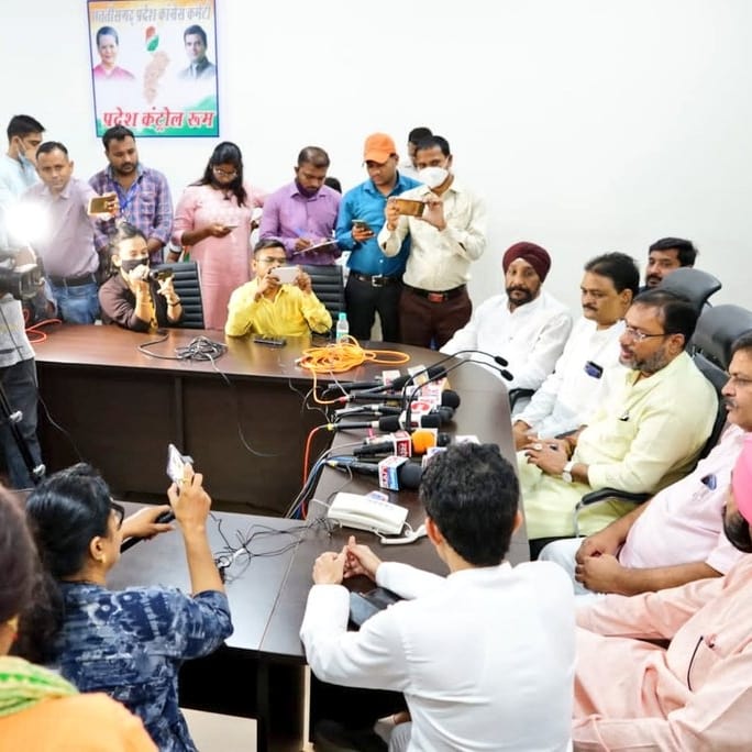 Meet the Minister, State Congress Headquarters Rajiv Bhawan, Public Health Engineering and Village Industries Minister Guru Rudra Kumar, PCC General Secretary Ravi Ghosh, Communication Department President Sushil Anand, Minorities Commission Chairman Mahendra Chhabra, State Workers Committee President, Alok Pandey, Khabargali