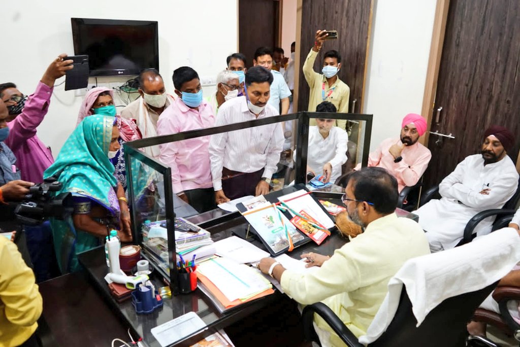 Meet the Minister, State Congress Headquarters Rajiv Bhawan, Public Health Engineering and Village Industries Minister Guru Rudra Kumar, PCC General Secretary Ravi Ghosh, Communication Department President Sushil Anand, Minorities Commission Chairman Mahendra Chhabra, State Workers Committee President, Alok Pandey, Khabargali