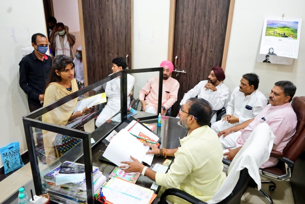 Meet the Minister, State Congress Headquarters Rajiv Bhawan, Public Health Engineering and Village Industries Minister Guru Rudra Kumar, PCC General Secretary Ravi Ghosh, Communication Department President Sushil Anand, Minorities Commission Chairman Mahendra Chhabra, State Workers Committee President, Alok Pandey, Khabargali