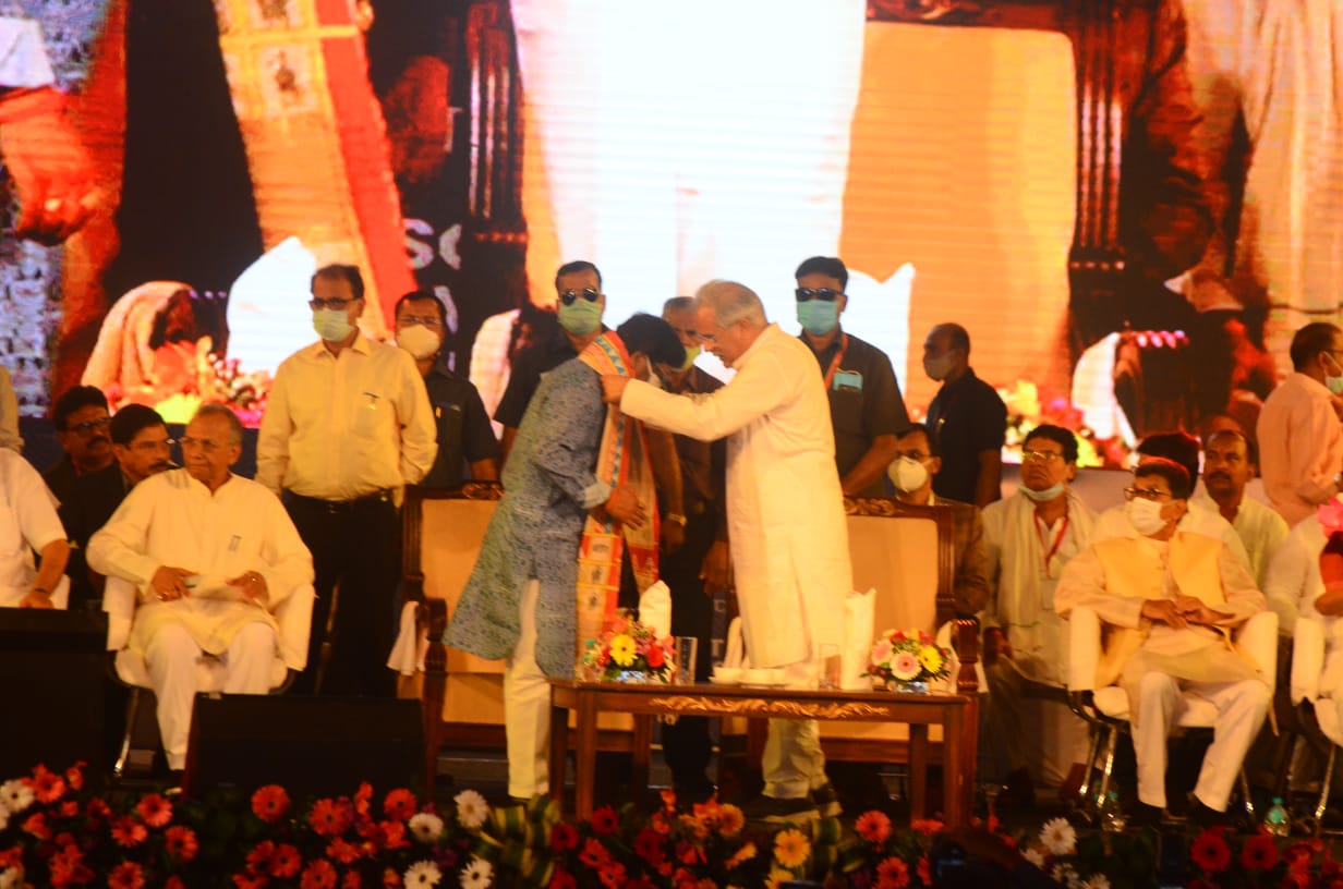 ​    ​​    ​National Tribal Dance Festival', Rajyotsava 2021 Celebrations, Raipur, Science College Ground, Jharkhand Chief Minister Hemant Soren, Chhattisgarh Chief Minister Bhupesh Baghel, Khabargali