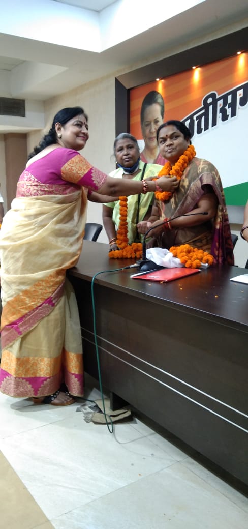 Mahila Congress State President, MP Smt. Phoolodevi Netam, City President Smt. Asha Chauhan, Former Acting Mayor, Manoj Kandoi, Raipur, Khabargali