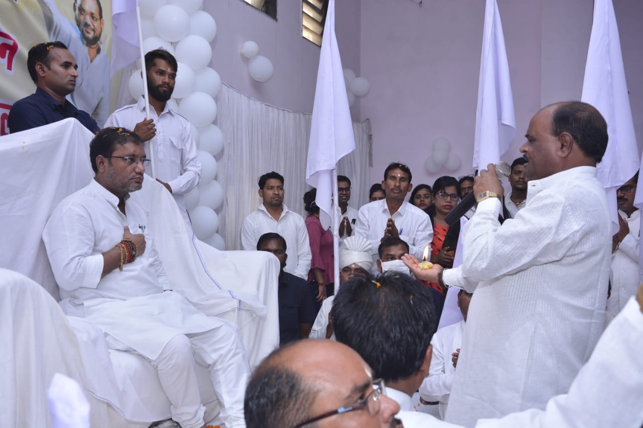 Baba Guru Ghasidas, Minister of Public Health Engineering and Village Industries Guru Rudra Kumar, Padmanabhapur in Durg district, Vivekananda Auditorium, District level Gurudarshan and Satnam Dharma Mahasammelan, Dr. M.K.  Kaushal, Khabargali