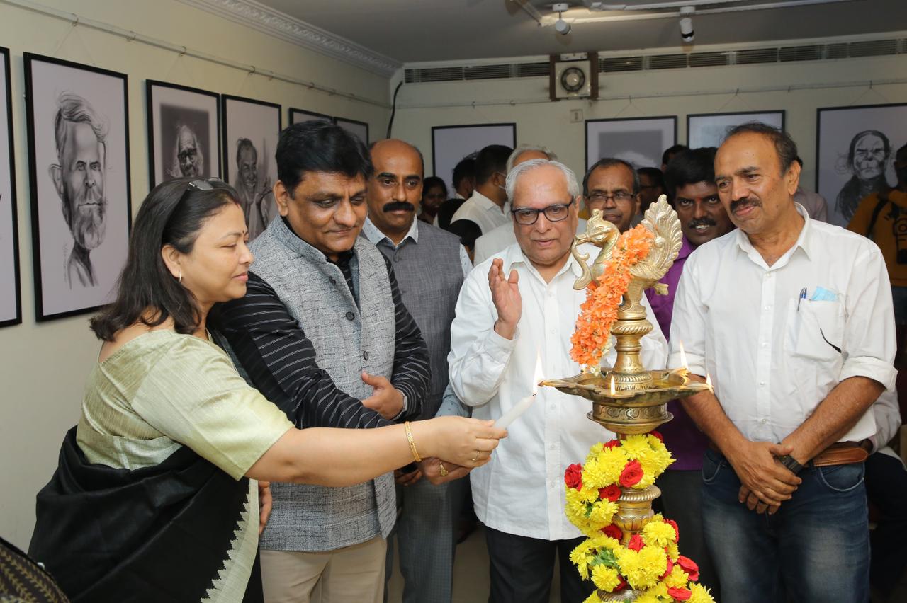 The prestigious event of the country's only cartoon magazine, Cartoon Festival, Bangalore, Indian Institute of Cartoonists, cartoonists VG Narendra, KR Swamy, BG Gujrappa and G.S.  Cartoon Watch's Jeevan Gaurav Award for Nagnath, Life Time Achievement Award, Editor Tryambak Sharma, Chhattisgarh, Khabargali