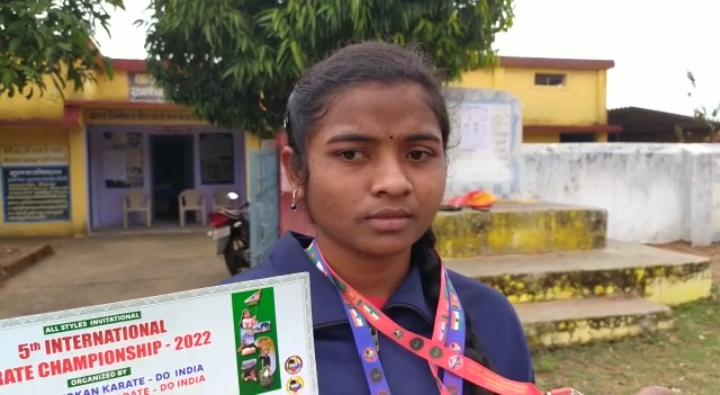 Radhika Hidko, Jyoti Chakradhari, Silver Medal, Pusavad of Daundi Block, Liladhar Nirmalkar, Tribal Daughters, Chhattisgarh, Visakhapatnam, Two Day 5th International Karate Championship, Khabargali