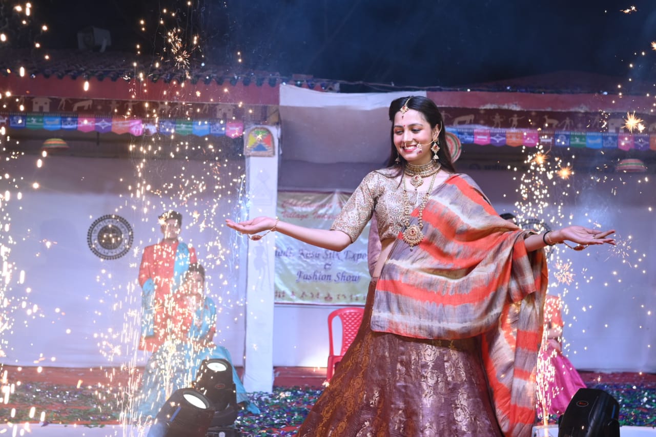 Khadi, handloom garments displayed in fashion show, Raipur, Chhattisgarh Haat Complex at Pandri, Rajendra Tiwari, Chhattisgarh, Khabargali