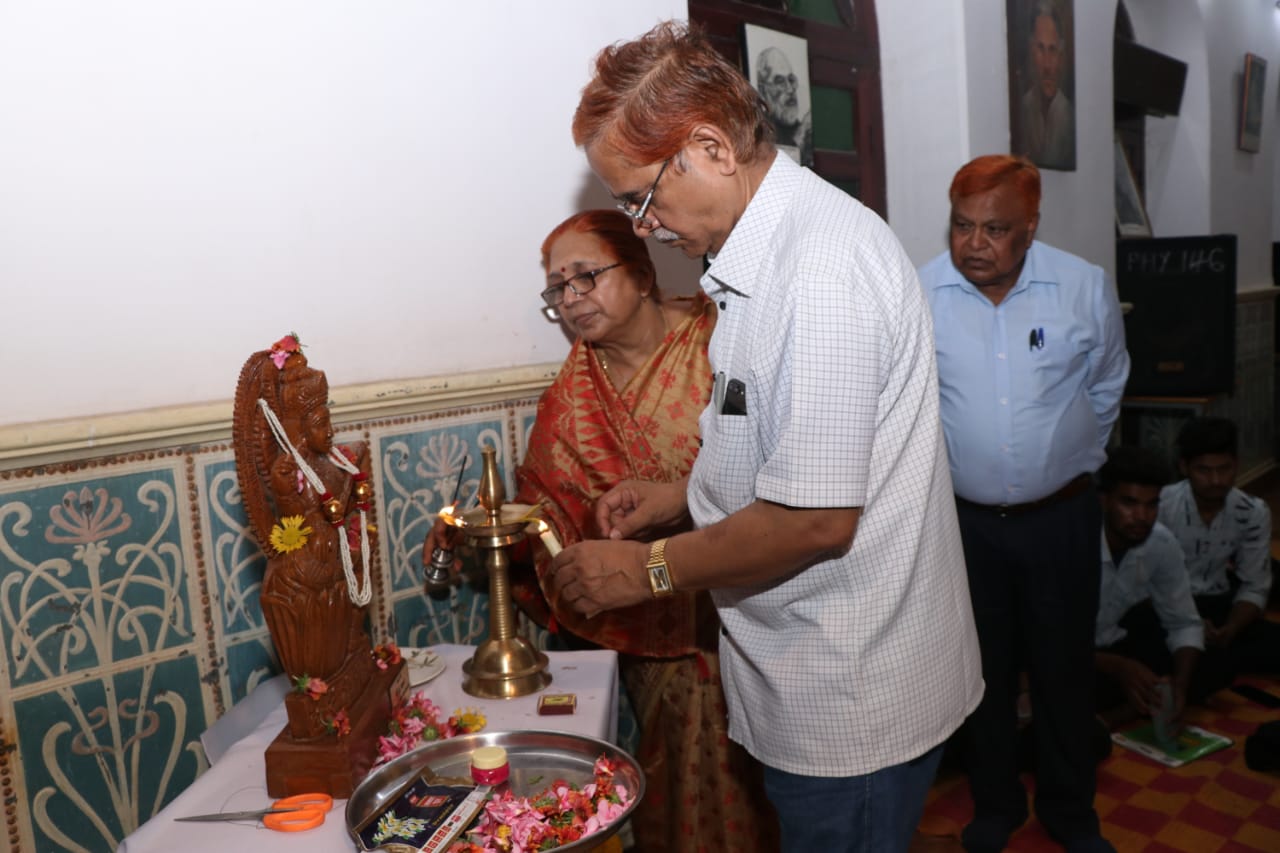 Indira Kala Sangeet Vishwavidyalaya, 'Role of Hindi-Poets in nation building, Seminar, Freedom Movement, Independence, Important role of Hindi poets, National poet duo Maithilisharan Gupta, Sohanlal Dwivedi, Pt. Makhanlal Chaturvedi, Balkrishna Sharma 'Naveen',  Subhadra Kumari Chauhan, National poet Ramdhari Singh Dinkar, Madhavrao Sapre, Banarsidas Chaturvedi, Ganesh Shankar Vidyarthi, Khairagarh, Chhattisgarh, Khabargali