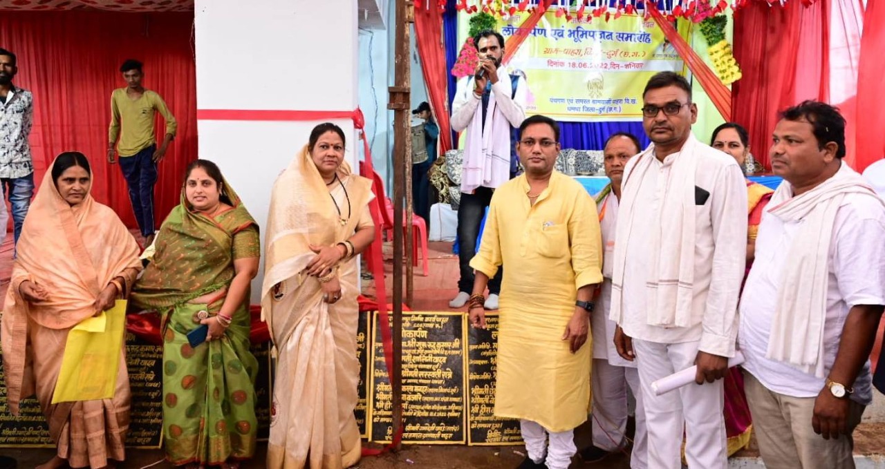 Public Health Engineering and Village Industries Minister Guru Rudra Kumar, Village Khapri, Pahra of Durg district, organized the inauguration and foundation stone laying program, Chhattisgarh, Khabargali