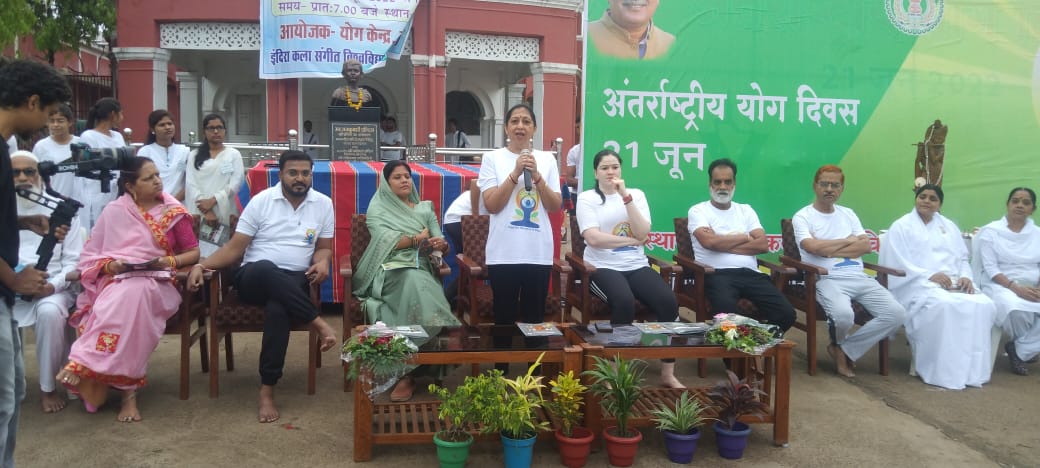  Yoga Day, Combination of Yoga with Music, Indira Kala Sangeet Vishwavidyalaya, Khairagarh University, Yashoda Nilambar Verma, Vice Chancellor Padmashree Mokshada, Mamta Chandrakar, Yoga Instructor Dr. Ajay Pandey, Khabargali