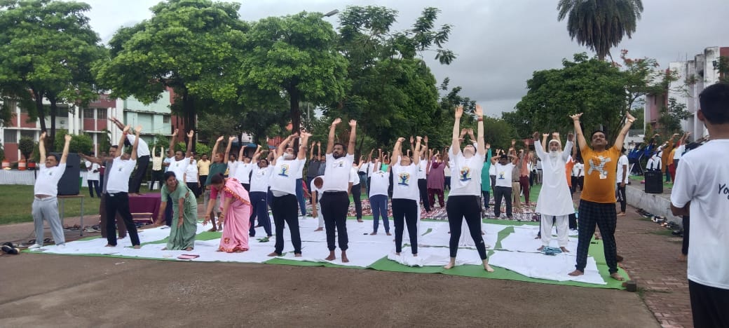 Yoga Day, Combination of Yoga with Music, Indira Kala Sangeet Vishwavidyalaya, Khairagarh University, Yashoda Nilambar Verma, Vice Chancellor Padmashree Mokshada, Mamta Chandrakar, Yoga Instructor Dr. Ajay Pandey, Khabargali