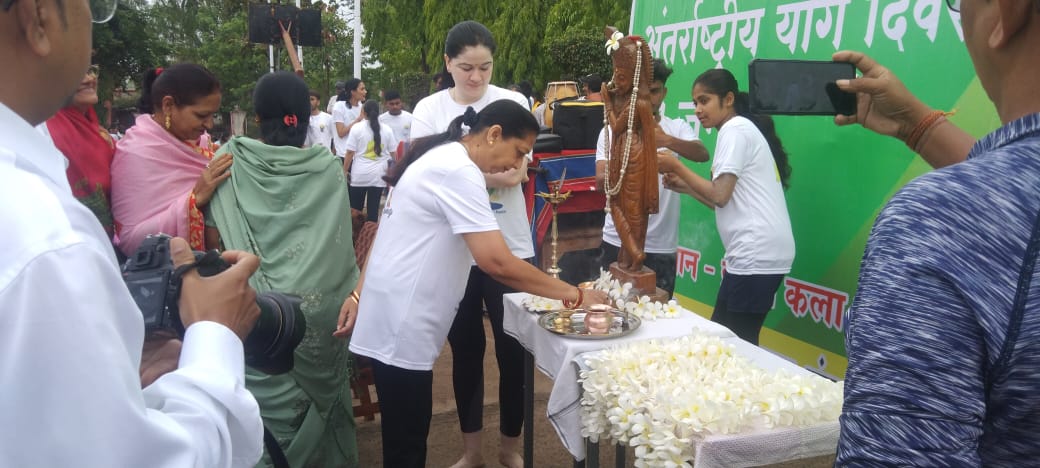 Yoga Day, Combination of Yoga with Music, Indira Kala Sangeet Vishwavidyalaya, Khairagarh University, Yashoda Nilambar Verma, Vice Chancellor Padmashree Mokshada, Mamta Chandrakar, Yoga Instructor Dr. Ajay Pandey, Khabargali