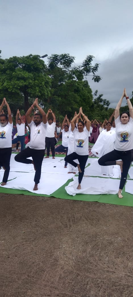 Yoga Day, Combination of Yoga with Music, Indira Kala Sangeet Vishwavidyalaya, Khairagarh University, Yashoda Nilambar Verma, Vice Chancellor Padmashree Mokshada, Mamta Chandrakar, Yoga Instructor Dr. Ajay Pandey, Khabargali