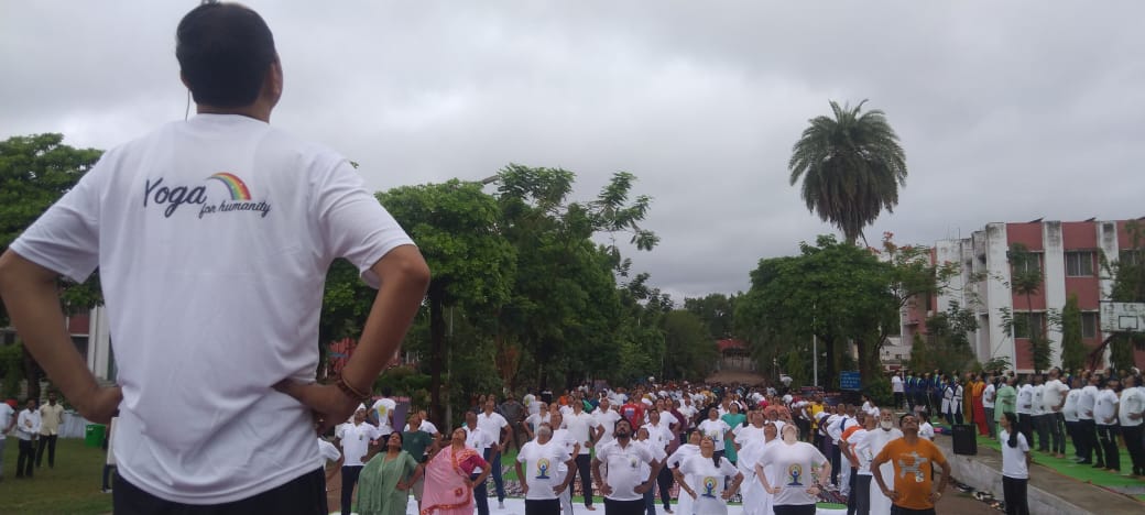 Yoga Day, Combination of Yoga with Music, Indira Kala Sangeet Vishwavidyalaya, Khairagarh University, Yashoda Nilambar Verma, Vice Chancellor Padmashree Mokshada, Mamta Chandrakar, Yoga Instructor Dr. Ajay Pandey, Khabargali